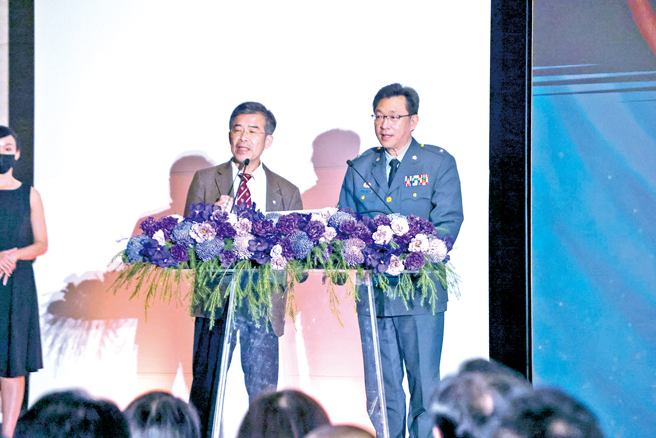 本院SNQ國家品質標章獲獎團隊合影王智弘少將院長為醫院特色醫療組頒獎引言